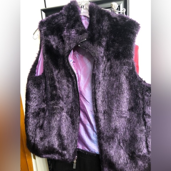 Guess size large purple faux fur reversible vest pockets inside & out - Picture 4 of 16